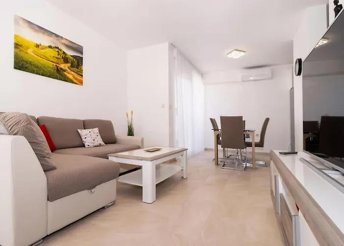 Perla - Two Bedroom With Stunning View Apartment *