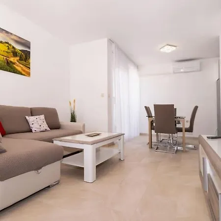 Perla - Two Bedroom With Stunning View Apartment *